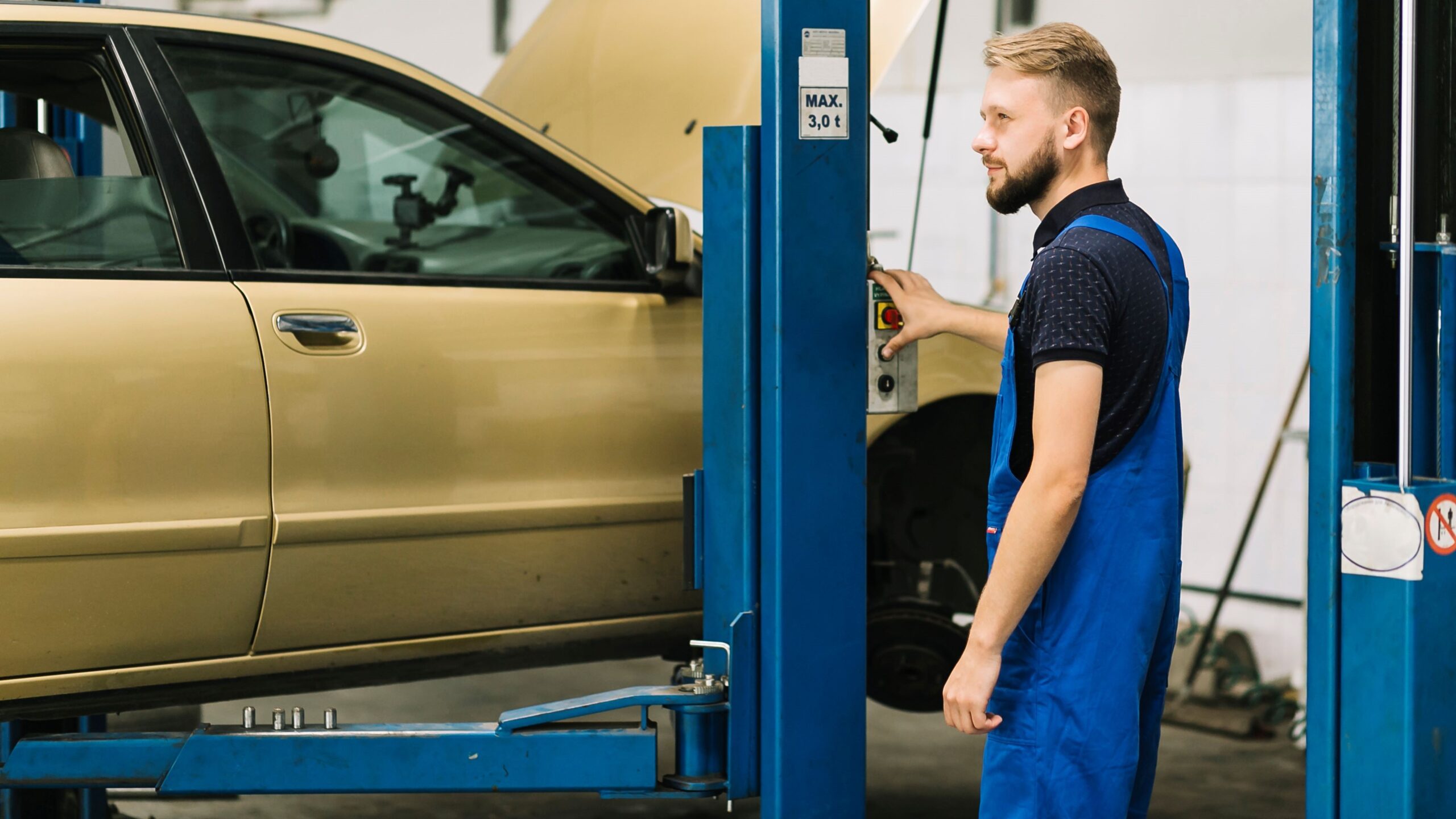 How Mechanics Use Loud Signals to Coordinate in Busy Shops